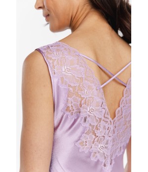 Camisón de satén blanco con luz natural